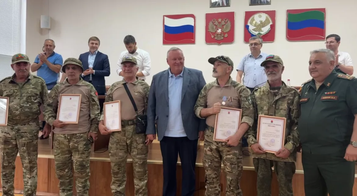 Борис Гонцов вручил Благодарственные письма бойцам добровольческого батальона "Каспий"