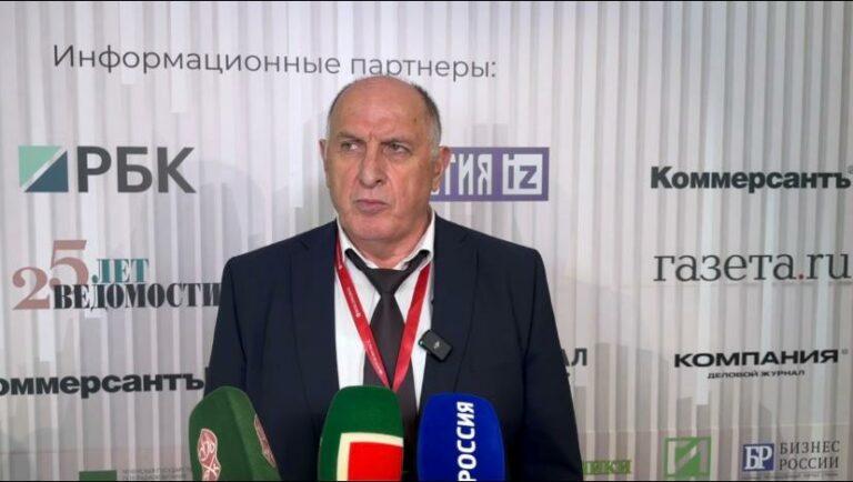 Абдулмуслим Абдулмуслимов дает интервью российским СМИ на полях КИФ