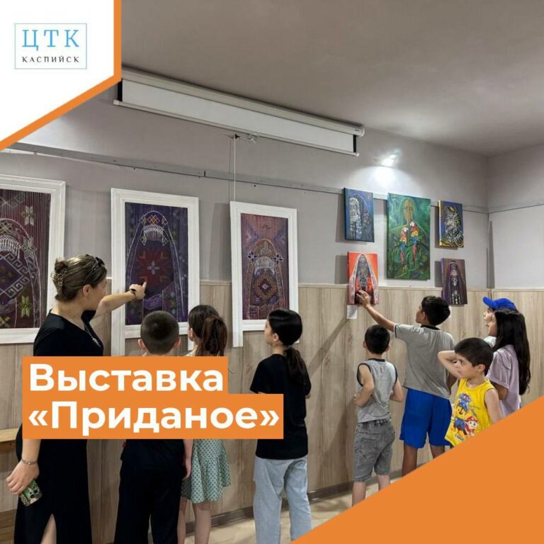 В Каспийске идет персональная выставка Марьяны Байсулаевой под названием «Приданое»