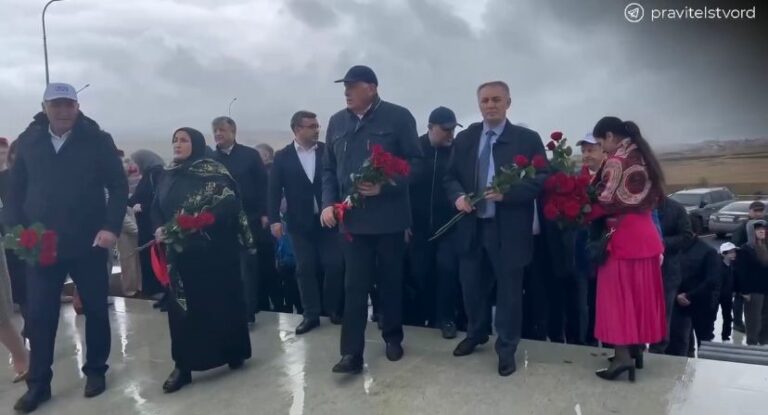 Абдулмуслим Абдулмуслимов возложил цветы «Белые журавли» в селе Цада