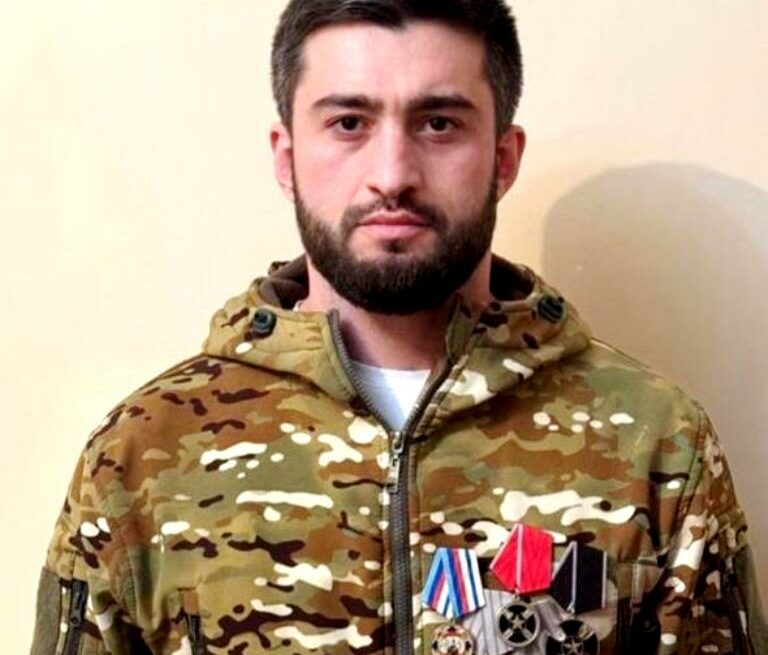 Глава ЛНР вручил Благодарственное письмо военному хирургу из Гумбетовского района