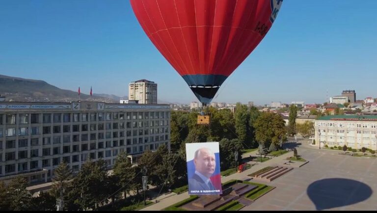 В Махачкале состоялась патриотическая акция в поддержку курса президента РФ
