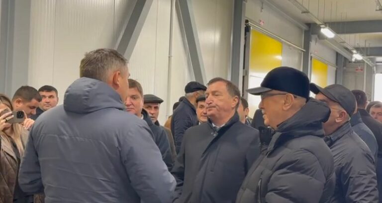 Заур Аскендеров в ходе рабочей поездки в Сулейман-Стальский район посетил предприятие "Полоса"
