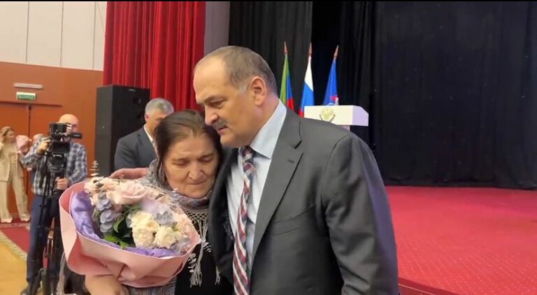 Директор гимназии №35 Махачкалы поблагодарила Главу Дагестана за постоянную поддержку