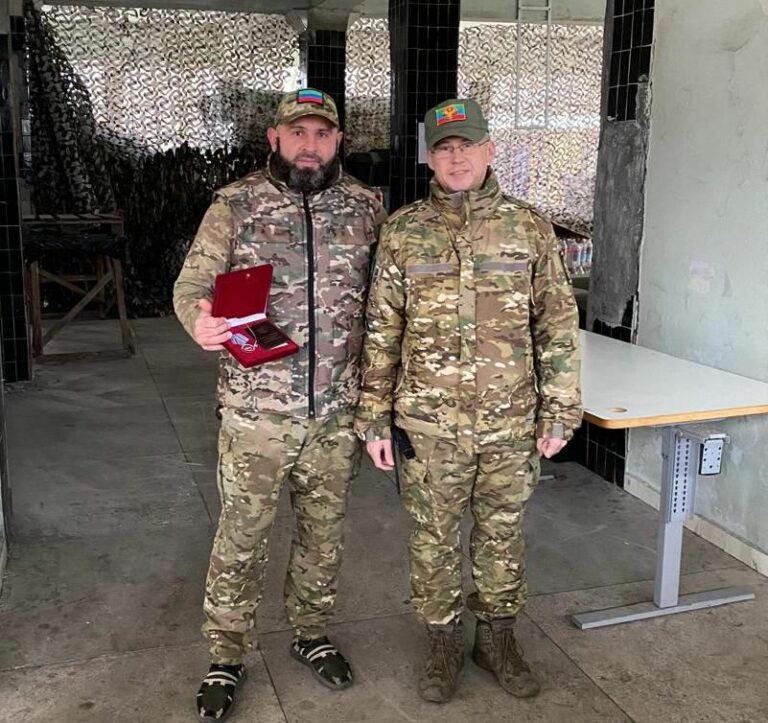 Глава Дагестана удостоил добровольца батальона "Каспий" медали "За проявленное мужество"