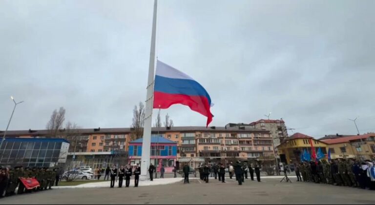 В г.Махачкала проводится патриотическое мероприятие "Равнение на флаг".