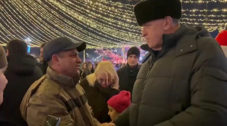 Премьер Дагестана пообщался с гостями региона на новогоднем празднике