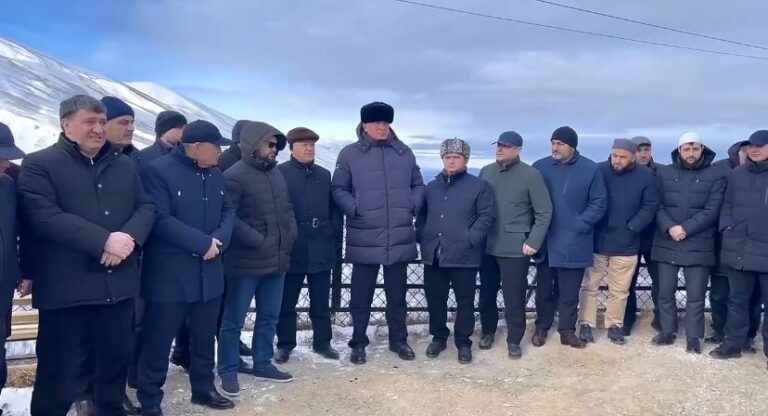Абдулмуслимов проинспектировал трассу и водозабор нового водовода в Казбековском районе