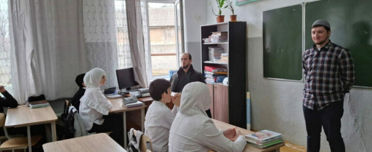 В Хасавюртовской школе №8 состоялась встреча с представителями религиозных общин