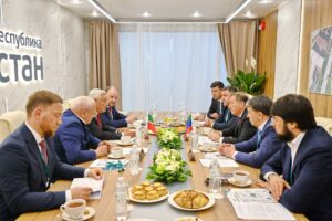Заур Аскендеров на полях «Россия – Исламский мир: КазаньФорУМ-2025» встретился с Фаридом Мухаметшиным