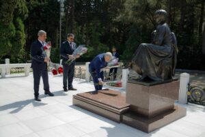 Дагестанская делегация возложила цветы на Аллее Почетного Захоронения в Баку