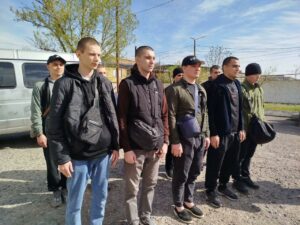 Глава г.Буйнакск проводил напутственными словами молодую группу солдат на службу
