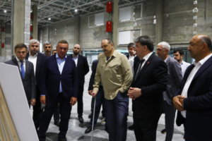 Сергей Меликов посетил площадку строительства крупнейшего склада Ozon в Дагестане