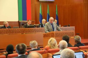 Премьер-министр Дагестана выступил на сессии Народного Собрания
