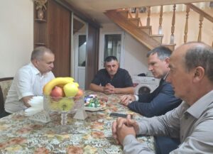 Глава Сулейман-Стальского района встретился с семьей Героя России