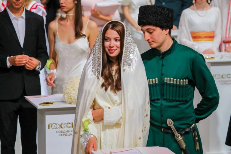 Дагестанская молодая пара вступила в брак на Всероссийском свадебном фестивале «Россия. Соединяя сердца»