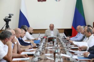 Премьер-министр Дагестана проводит совещание по вопросам готовности ЖКХ к осенне-зимнему периоду