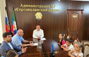 Глава Сергокалинского района вручил ранцы будущим первоклассникам в рамках акции "Собери ребенка в школу"