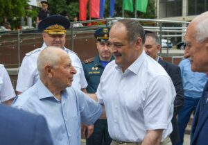 Сергей Меликов поздравляет первого президента Дагестана с 85-летним юбилеем