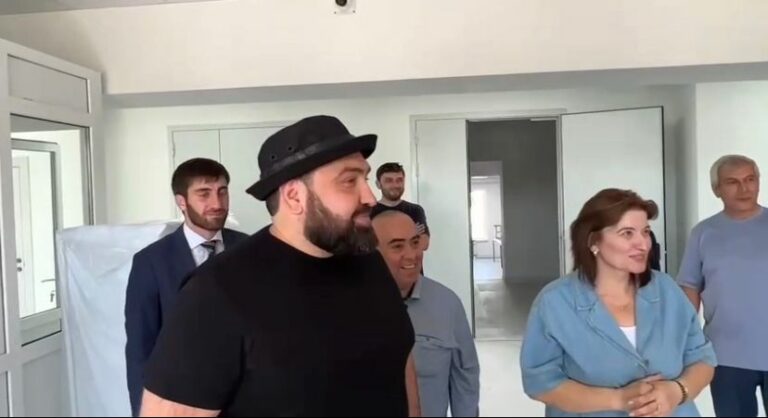 Депутат Госдумы Султан Хамзаев посетил школу с с.Тюбе Кумторкалинского района, где завершился капремонт