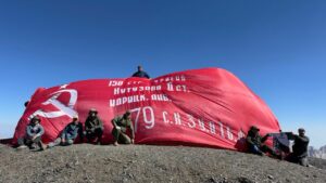 На вершине горы Базардюзю развернули Знамя Победы