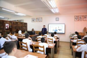 Руководитель УФНС по Республике Дагестан провел урок налоговой грамотности для учащихся лицея