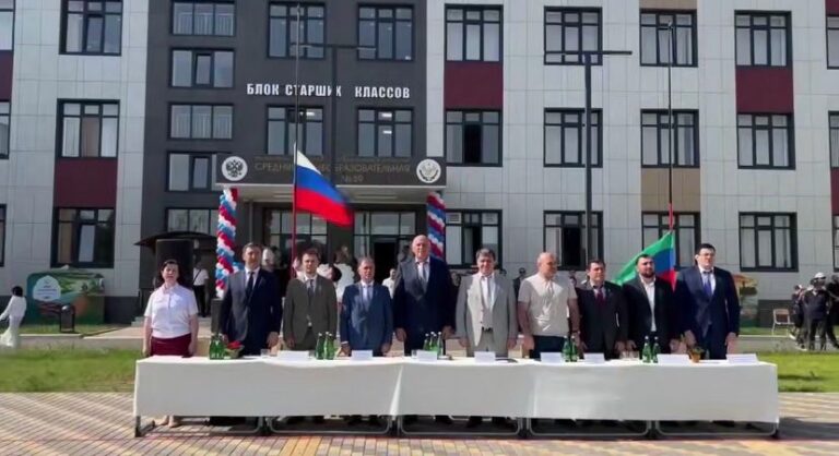 В поселке Шамхал состоялось торжественное открытие новой средней общеобразовательной школы №49