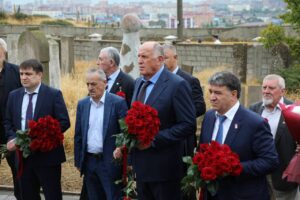 Абдулмуслим Абдулмуслимов почтил память выдающегося дагестанского поэта Расула Гамзатова