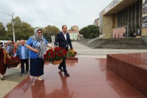 В 102 годовщину со дня рождения Расула Гамзатова в Махачкале возложили цветы к его памятнику