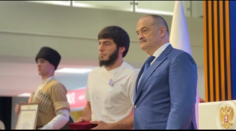 Сергей Меликов наградил парней, спасших девушек на пляже в Дагестанских Огнях
