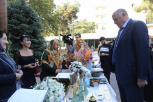 Премьер Дагестана посетил выставку, развернутую в рамках XII Международного межрелигиозного молодежного форума
