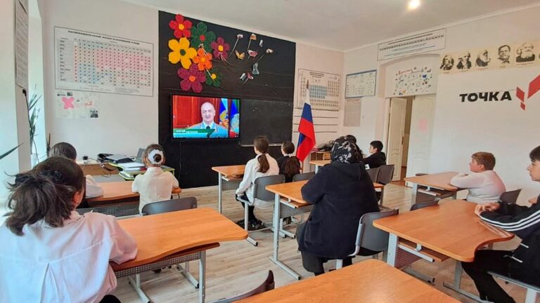 В школах Кайтагского района состоялись показы документального фильма "Сильные духом