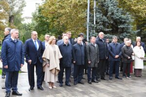 Заур Аскендеров участвовал в церемонии возложения цветов к монументу Воину-Освободителю