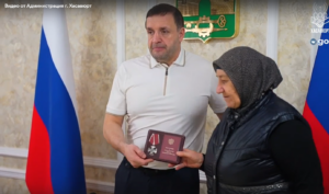 Глава Хасавюрта передал семье погибшего участника СВО орден Мужества