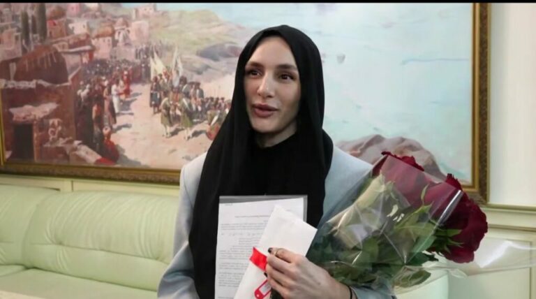 В Махачкале детям-сиротам и участникам СВО вручили ключи от новых квартир