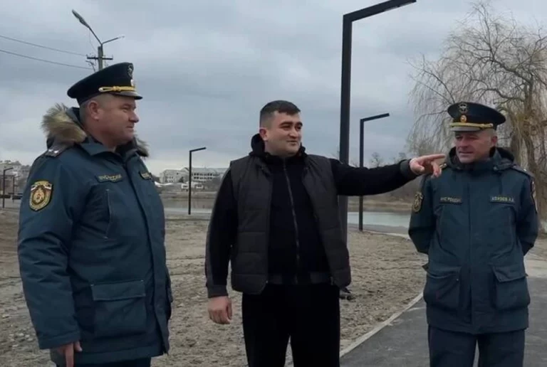 В Северной Осетии местный житель спас провалившегося под лед школьника, повторив семейную традицию героизма