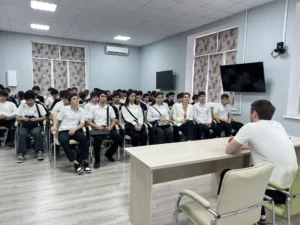 В Махачкале участник СВО Иса Шахбанов провел встречу со студентами Технического колледжа