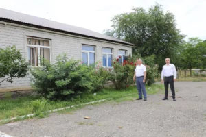 Глава Кизлярского района проверил капремонт кровли в Старосеребряковской школе