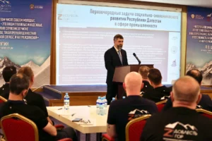 Глава кабмина РД выступает перед участниками программы "Доблесть гор"