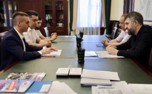 Глава кабмина РД встретился с замруководителя Росмолодежи Лескиным