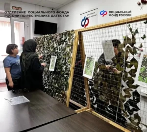 Бабушки из Тарумовского района плетут маскировочные сети для наших бойцов