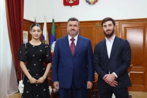 Федор Щукин вручил молодожёнам Ибрагимовым приглашение на Всероссийский свадебный фестиваль