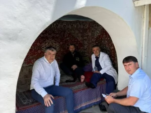 Заместитель главы Левашинского района навестил демобилизованного участника СВО из с.Арши